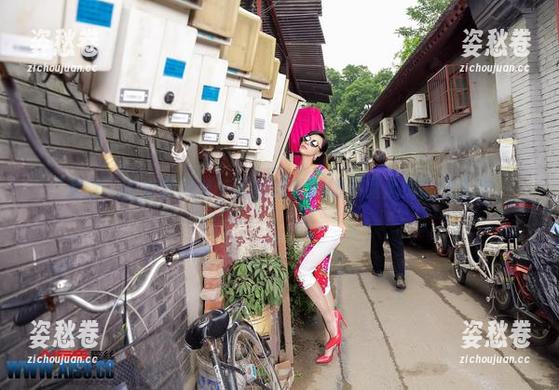 “爱丝”的全套图集，闪耀双丝宛如不羁风情的软舌吻。