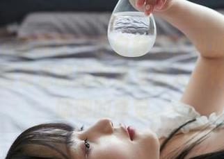 MiiTao蜜桃社 – 小白鞋加韩贝贝的私房短裤，图包里的搭配难免给人一种随性又慵懒的感觉。