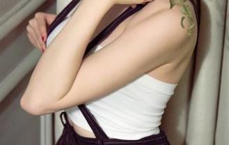 UGirls尤果网 – 万圣节的夜晚，黛蓓琪和我——这份写真图集不只是鬼故事。