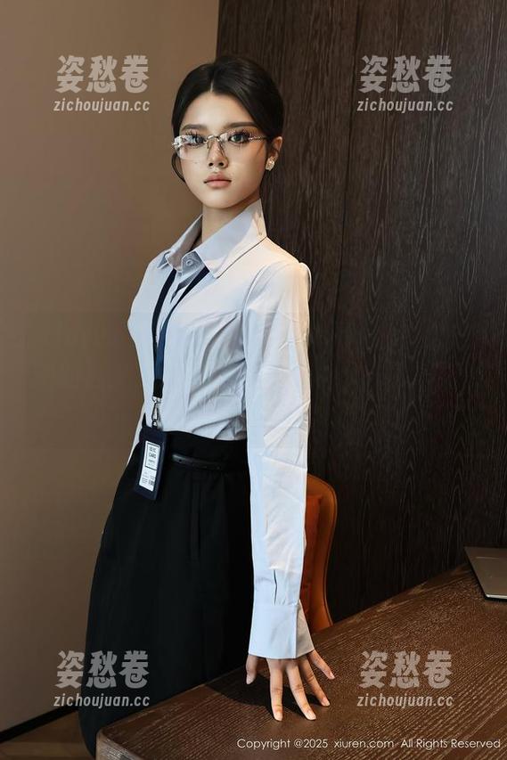 Xiuren秀人网 - 礼服写真集更新！唐安琪的选择，总有些出人意料，让人忍不住多看几眼。