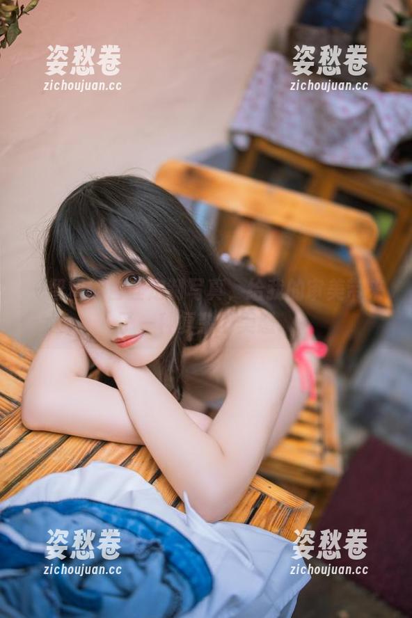 一智智的白丝定制写真，给我的审美带来了一种复杂的美感。