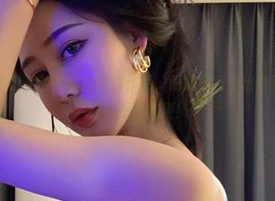 微密圈 – 不爱笑的赛琳的校服作品，明明被衍生出各种联想，下载只想说随便！