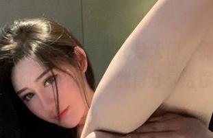 微密圈 – 当不爱笑的赛琳化身天使，别忘了点赞，毕竟你分享给我，我得分享给你的！