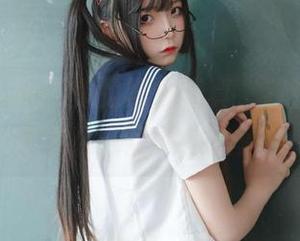 每次看五更百鬼的黑白写真，我都想问：你怎么做到如此抽象？