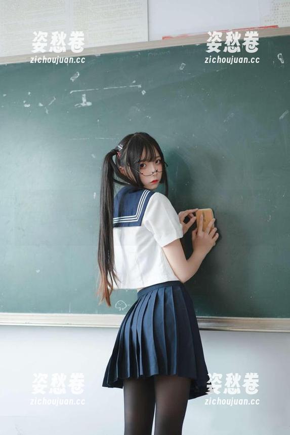 每次看五更百鬼的黑白写真，我都想问：你怎么做到如此抽象？