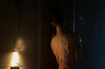 微密圈 – 充满可能性的白裙——俏妞qiaoniuTT的写真大冒险