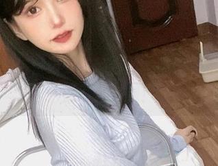 镜头下的倦倦喵：吊带白丝，随意又不失韵味的写真时刻！