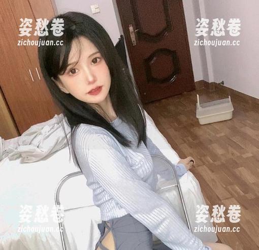 镜头下的倦倦喵：吊带白丝，随意又不失韵味的写真时刻！
