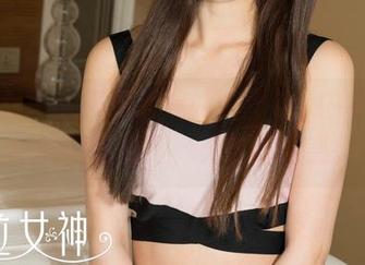 克拉女神 – 飘逸透视的YOYO，内衣与壁纸的隐秘交汇，无言的诱惑。