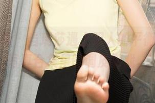 克拉女神 – 当瑞莎遇上双人的平衡，一场写真合集里的调皮游戏。