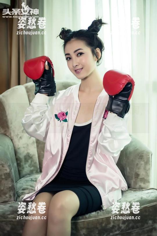 头条女神 - 看！艾小青如何玩转茶水间，OL美图一览无遗