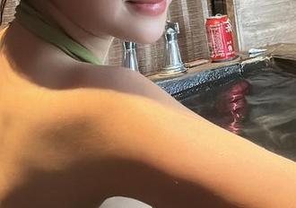 微密圈 – 最新，忠告一下，奶雯的秘书制服照片一出，可能会影响你的工作效率。