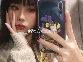 安曜曜的泳装高清图包，看着看着，就想喝个椰子水，随意又自然。