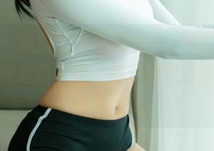 尤果网 – 美女王瑞儿又来了，今日美图更新，白裙光影交错，脑子里只能想到夏天的气息。