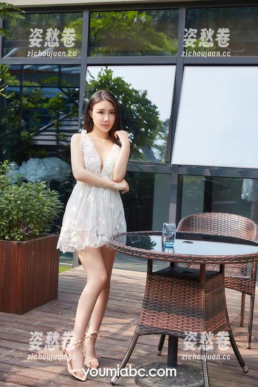 尤蜜荟 - 杂乱的夏日里，合法萝莉的美图让我恍如置身于奇异夏天，照片就像是时光留存的证据。