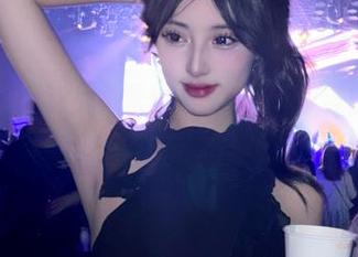 怡子yiii的私房秀：一片樱花，几百种尴尬姿势的完美演绎！
