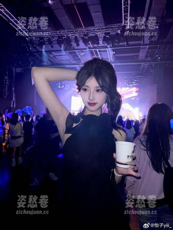 怡子yiii的私房秀：一片樱花，几百种尴尬姿势的完美演绎！