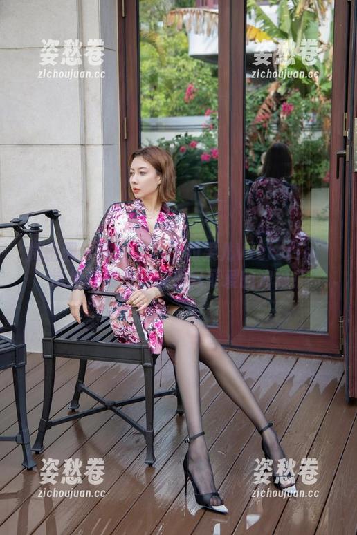 果儿Victoria 微密圈 - 旅拍之路上的果儿Victoria:这组写真集撞见那只可爱的狗狗!