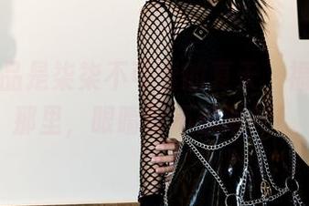 她的作品是柒柒不可爱的夏天，福利就在那里，眼睛都不想离开！