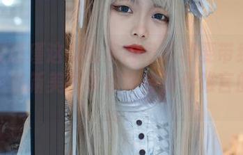 你猜梨瑾瑾这次的室内吊带裙要带给我们什么？最新美图带你体会那份难言的惬意。
