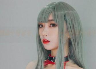 看！清颜颜子穿泳衣，照片的每一张都像在画中游动。