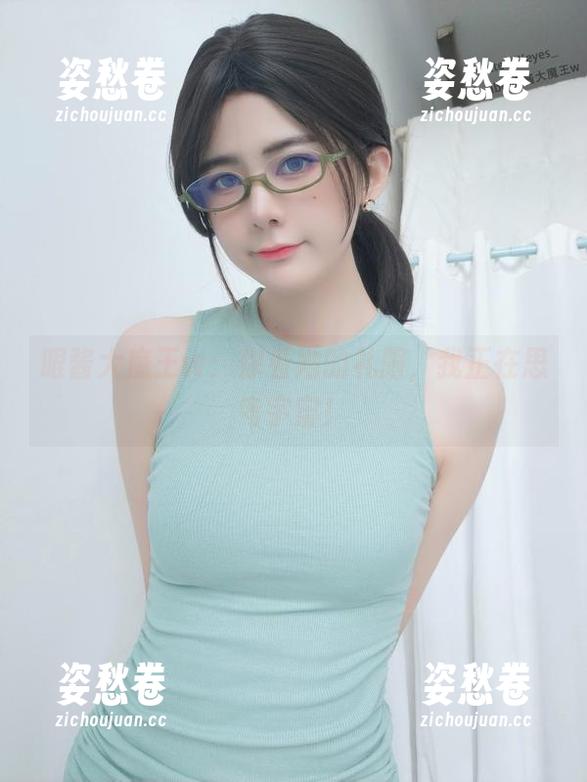 眼酱大魔王w：你看她的礼服，我正在思考宇宙！