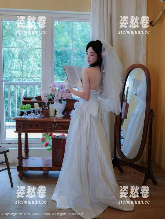 秀人网-李可儿 秀人网 - 李可儿的写真集,似乎有种让人眼前一亮的油亮感?