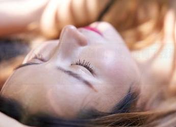 蜜桃社 – 米琪MIKI的在线校服试图：诶，谁喝了我滴水，花样百出！