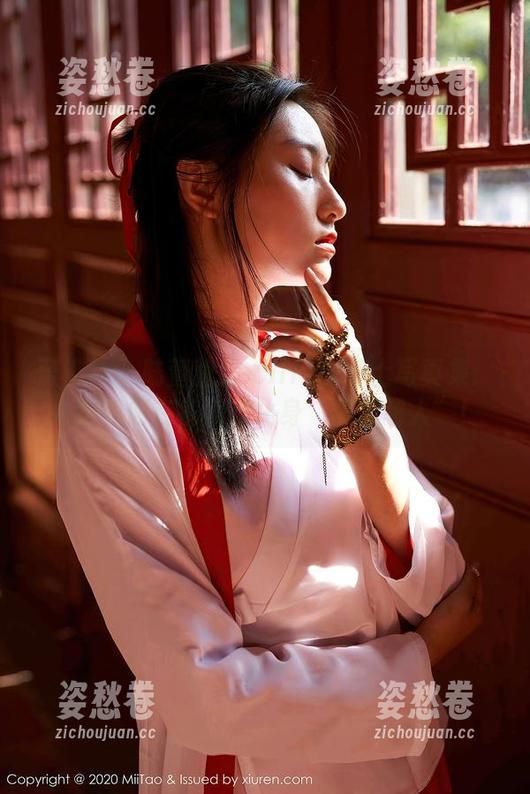 蜜桃社-陆萱萱Cecilia 蜜桃社 - 陆萱萱Cecilia的护士写真集:看她如何在病房里化身“职场超人”!