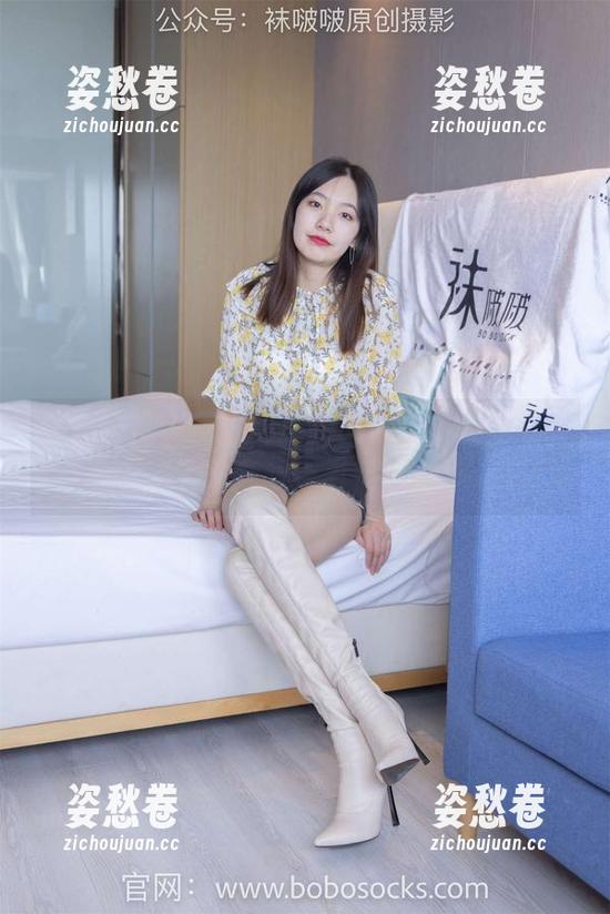 袜啵啵 - 小甜豆的私拍图集——油亮蓝丝的魅力，脚尖稳稳当当，这太妙了吧！