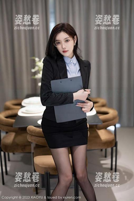 语画界 - 黑白色调下的李丽莎，网盘下载速度又慢，一个杯子都空了。