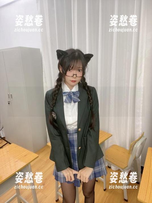高清抓拍香草喵露露，红色丝带这个小细节，难道比杨枝甘露更让人眷恋？