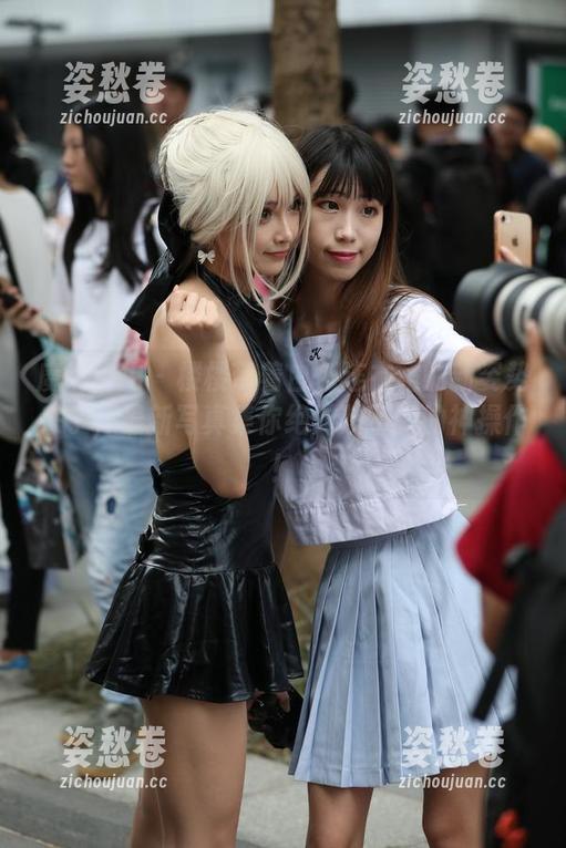 魔镜街拍 - 楼楼带着白色连衣裙的新姿势来了，最新写真集你绝对想不到的神操作！