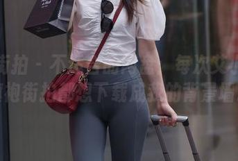 魔镜街拍 – 不适合的网盘：每次艾小青的旗袍街拍都想下载成我的背景墙。