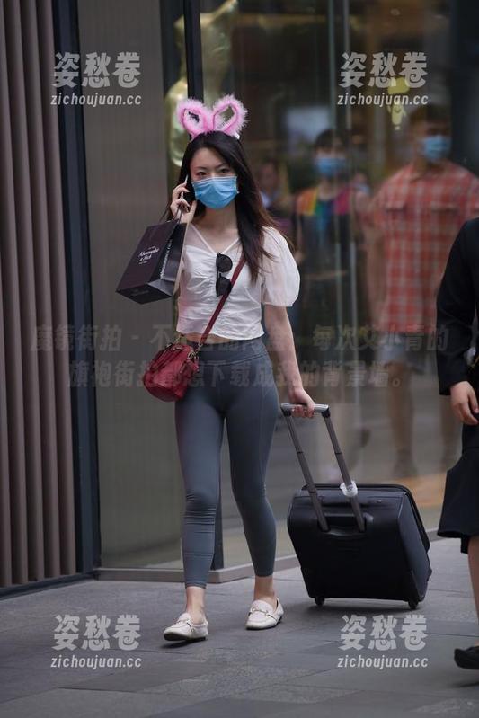 魔镜街拍 - 不适合的网盘：每次艾小青的旗袍街拍都想下载成我的背景墙。